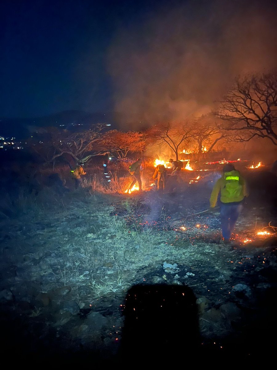 #AlMomento 

Se atiende #IncendioForestal en el paraje Villa Morelos, #LaManzanillaDeLaPaz. 
A las 20:30 horas entran en combate 13 bomberas y bomberos forestales de <a href="/AIPROMADES/">Aipromades</a> y #UMPCyB.