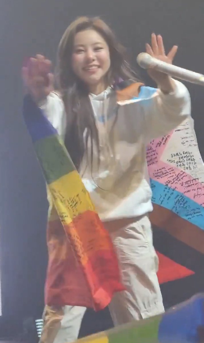 wheeinab2's tweet photo. WE FCKING LOVE YOU JUNG WHEEIN!!!!!!! 🥹🌈🏳️‍🌈 https://t.co/jlqoW1N0Zi