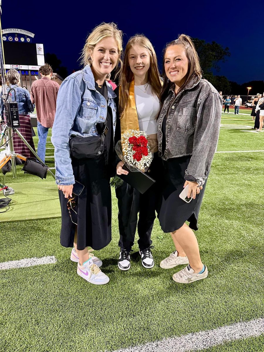 I didn’t get enough pictures with all of the amazing <a href="/ApacheIS512/">ApacheIS SMSD</a> <a href="/SMWestOffice/">SM West Office</a> graduates but I am just so proud of them! Can’t wait to see these kids go out and do some great things <a href="/MrsBennett512/">Nicole Bennett</a>