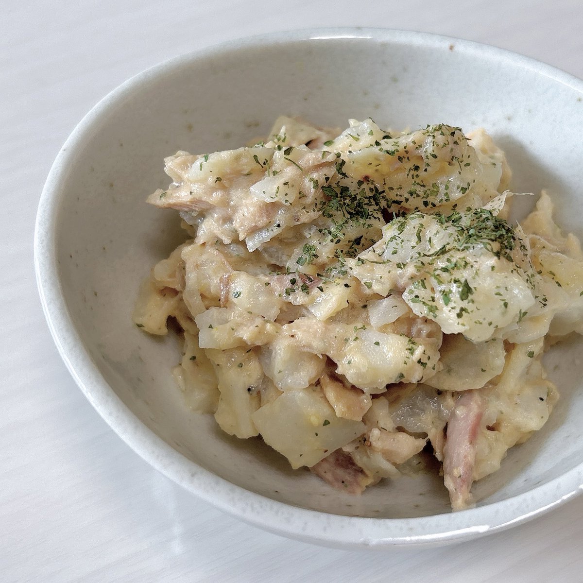 honeya__150's tweet photo. 長芋で作るポテサラ、何が起きたか分からんくらい美味しかった…。長芋をレンチン(600w5分)して、シーチキン・マヨ・���胡椒を混ぜるだけ！簡単&amp;ジャガイモよりヘルシー◎ https://t.co/Lh25VZnGQW