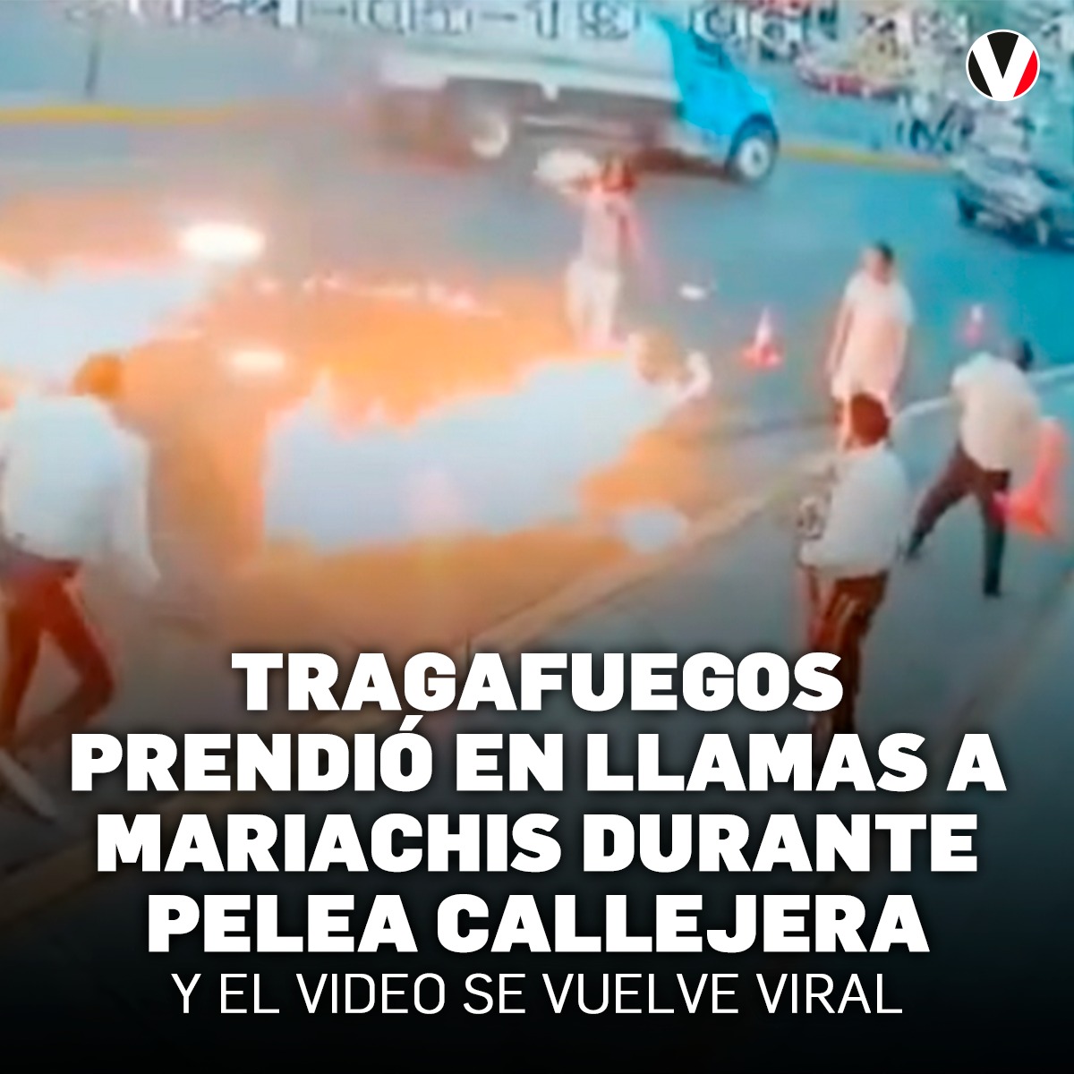#VIDEO | En México, una banda de mariachis se vio envuelta en una confrontación callejera con un artista escupefuego, que concluyó con una desesperada huida de los músicos mientras sus icónicas chaquetas ardían ▶️ v.vistazo.com/3wDsmts
