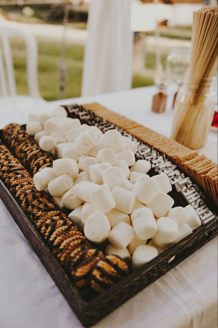 HeavenHellCB's tweet photo. < esmero se han preparado.

Y como postre, no hay nada mejor que s'mores para degustar junto a la fogata. https://t.co/jwjO1JpfPo