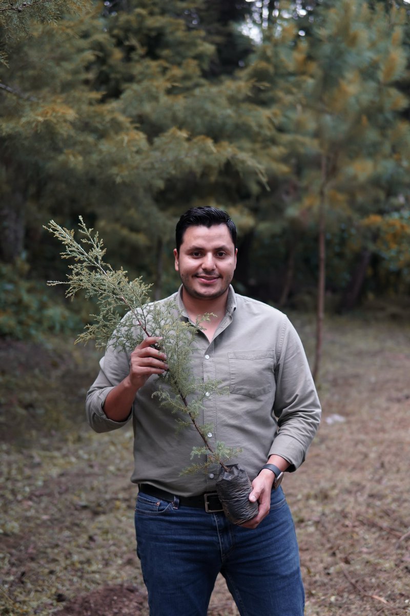 DanielRustrian's tweet image. Detrás de mí, están algunos de los árboles que sembramos en nuestra primera jornada de reforestación, y llevamos seis años consecutivos reforestando para conservar nuestro municipio verde.

Aprovecho el #DíaDelArbol para invitarlos a la jornada masiva el próximo 5 de junio 💚