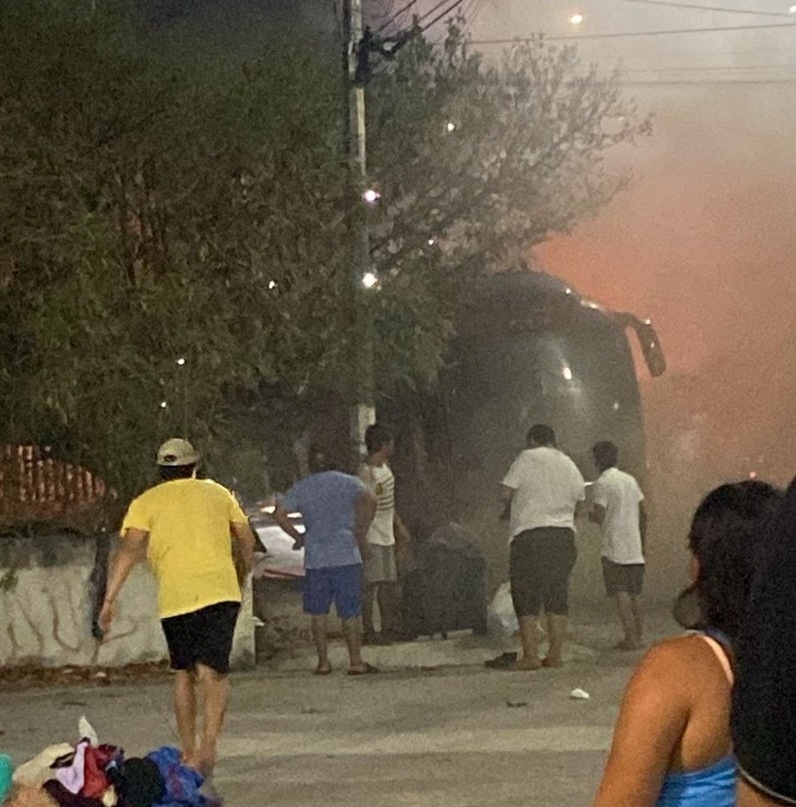 #Cancún 
Por presunto cobro de derecho de piso incendian  camion de tours Acosta en el
domo de la 236. @AytoCancun @SSC_QROO @FGEQuintanaRoo