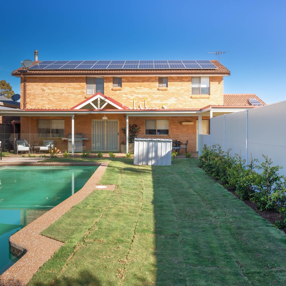 lawnsolutionsau's tweet image. Did you catch our TifTuf Hybrid Bermuda, supplied by Active Turf Supplies on last night's episode of Selling Houses Australia? Dennis Scott and the team did a fantastic job of transforming this beautiful outdoor space in Sydney 📷
#sellinghousesaustralia
#lawnsolutions
#tiftuf