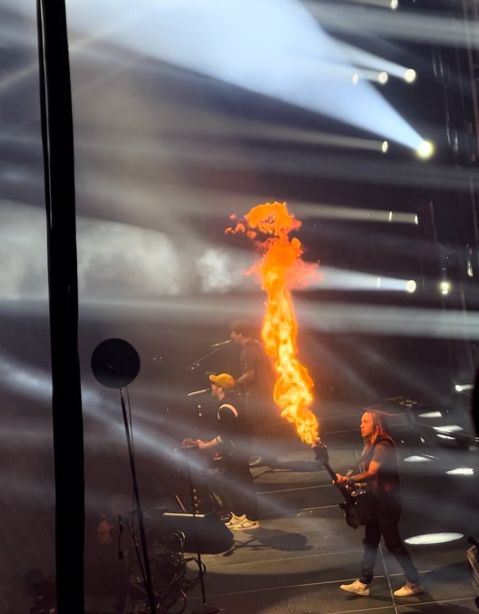 heathinrealtime's tweet photo. help, i miss @falloutboy 🥺 #2ourdust https://t.co/sUscVzUQgL