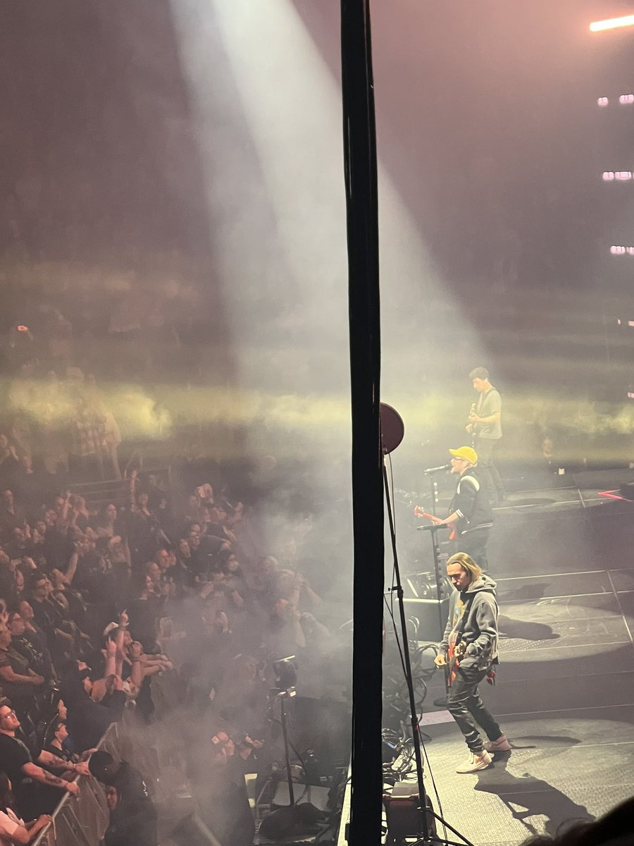 heathinrealtime's tweet photo. help, i miss @falloutboy 🥺 #2ourdust https://t.co/sUscVzUQgL