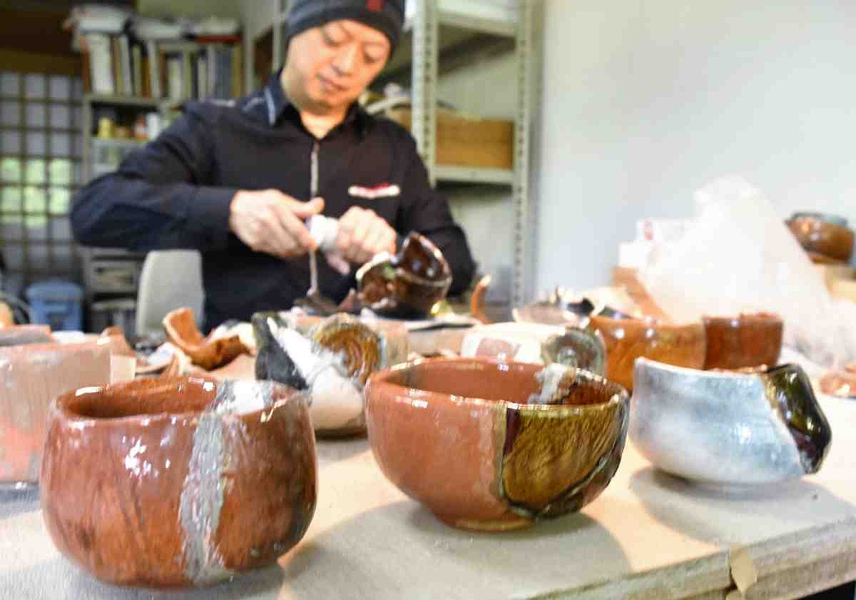 An Ohi ware artist is working to overcome his grief following the Noto Peninsula Earthquake by combining broken pieces of tea bowls created by his family to make something new.
japannews.yomiuri.co.jp/society/noto-p…