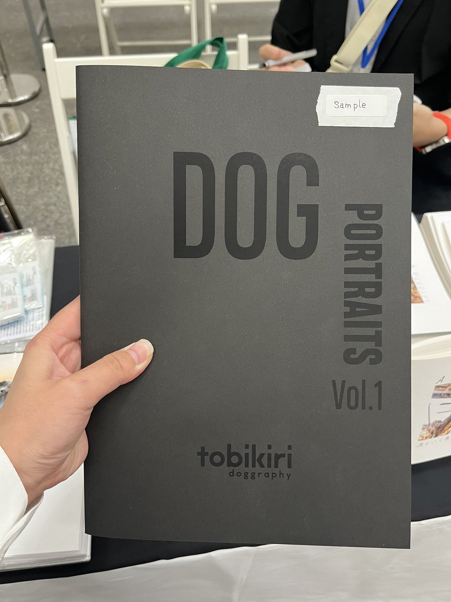 こわたパパが作った犬の本だよ〜。こわたママはなにもしてないよ〜。
黒い紙に黒プリントの表紙で、全て手製本です。
ご興味ある方はぜひ（通販してません）