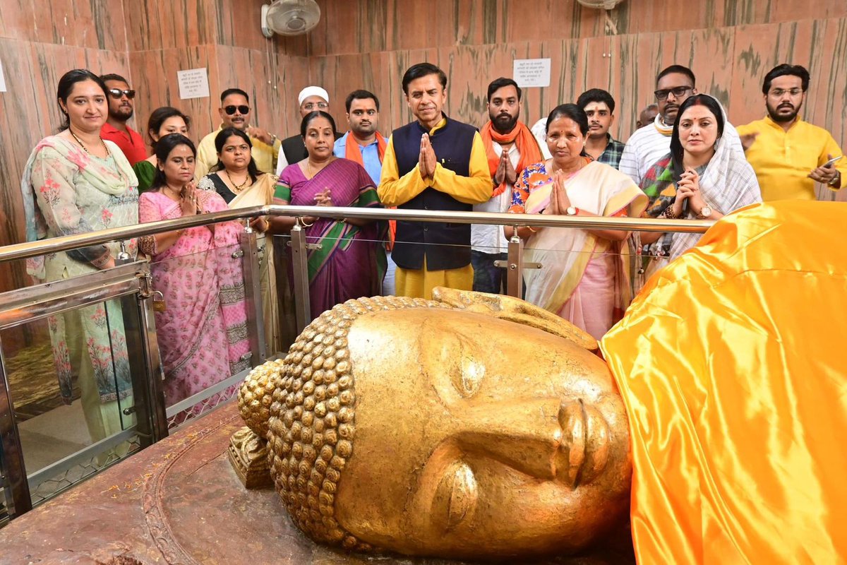 आप सभी को पावन पर्व #बुद्ध_पूर्णिमा की ढेर सारी शुभकामनाएं... भगवान गौतम बुद्ध ने संसार को सत्य, अहिंसा, प्रेम, दयालुता, करुणा, सहानुभूति और परोपकार का पाठ पढ़ाया था। उनका जीवन दर्शन हमें देश व समाज के प्रति दायित्वों का बोध कराता है। #BuddhaPurnima #BuddhaPurnimaWishes