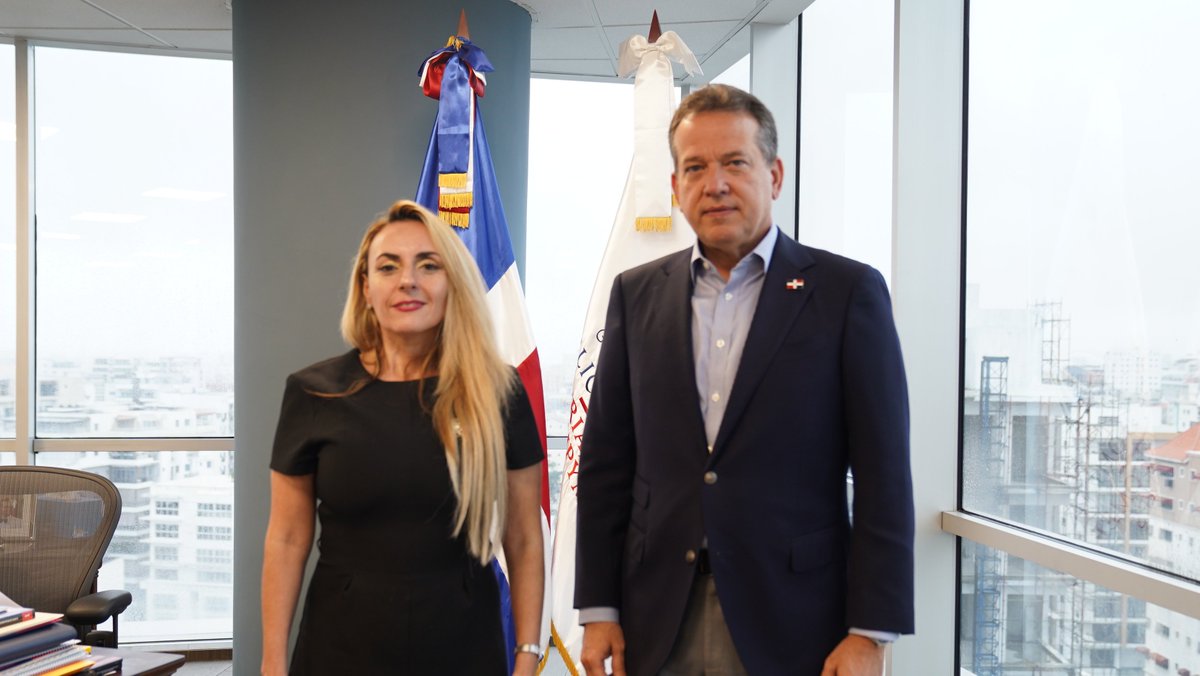 ¡Profundamente agradecido por el reconocimiento otorgado por @mujeresliderees! 🇩🇴 🇨🇱 ⁣ ⁣ Recibí de manos de Evelyn Rojas Urra, este reconocimiento por nuestro compromiso con la autonomía y el liderazgo de las mujeres, así como su representación el ámbito social, empresarial,