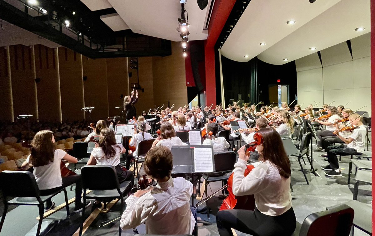 A few “behind the scenes” shots as the @SaxeMS 5th-graders get tuned up to kickoff the spring concert! 🎻 #SaxeMusic