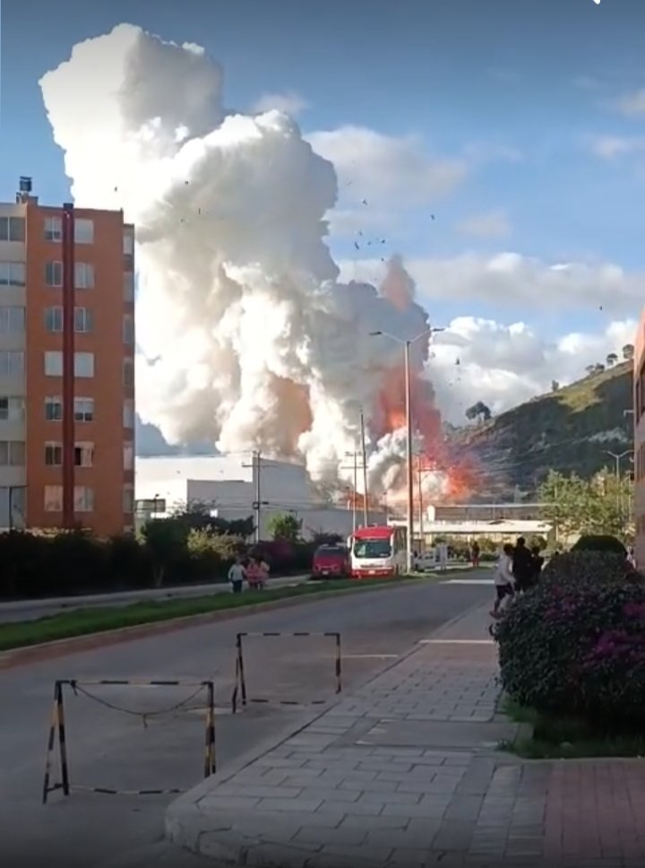 jeimyo1's tweet photo. 🚨Alrededor de las 4:30 p.m. de este miércoles 22 de mayo, se presentó una fuerte explosión en el sector de Maiporé #Soacha, más exactamente en la empresa Pirotécnicos El Vaquero. Los heridos fueron trasladados a diferentes centros asistenciales del municipio. https://t.co/hyZbg29oaO