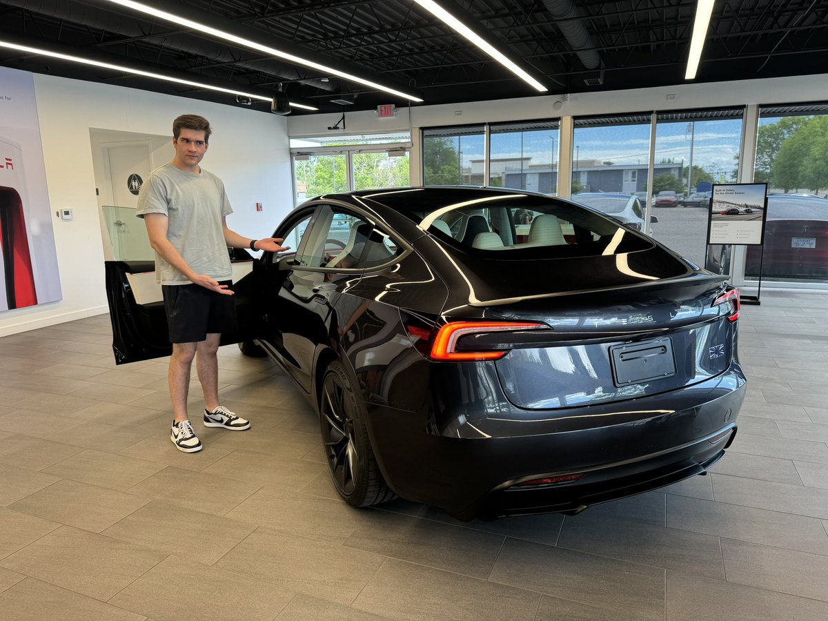 .@teslaflexx’s exact spec at Tesla Loveland. He’s going to start begging them soon to sell him this one