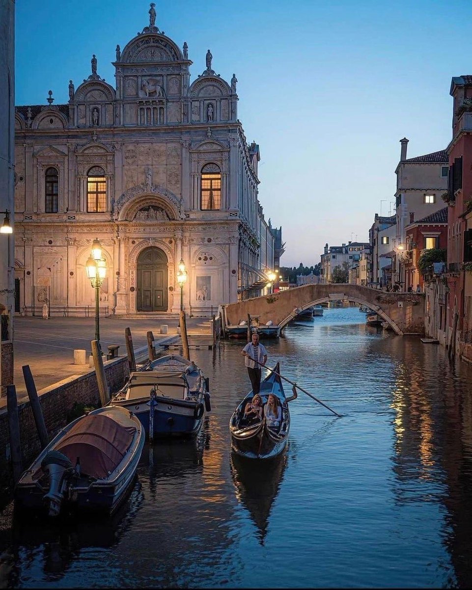 Late gondola ride in Venice, Italy. 🇮🇹❤️🇮🇹