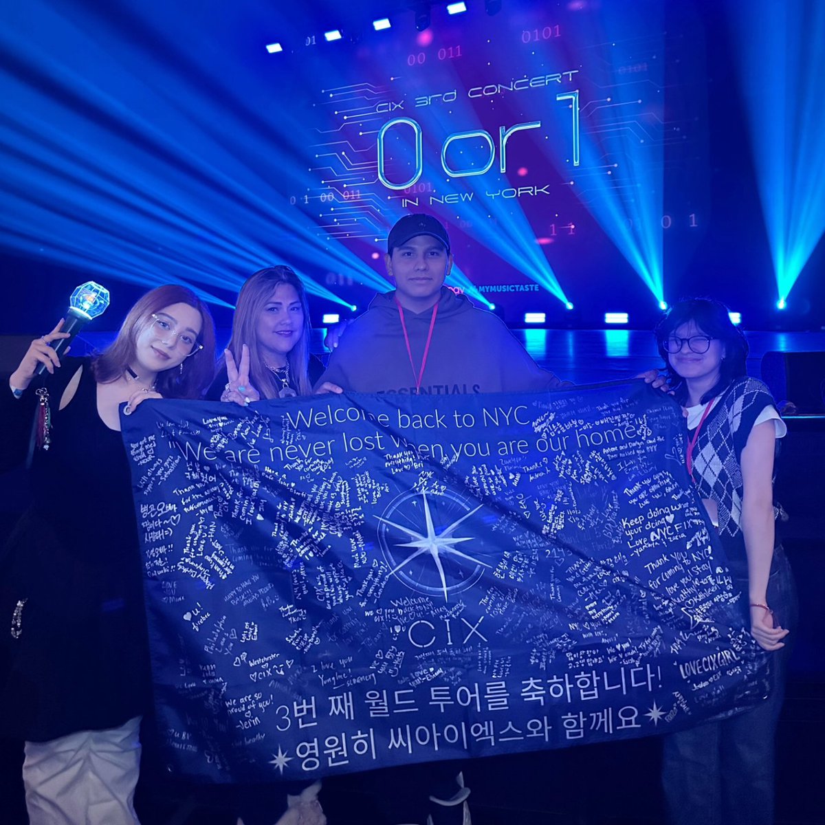 Jeideubi's tweet photo. Another flag for the books 🥰 Thank you to everyone who signed for New York and cheering on the boys for their 3rd world tour!!! I LOVE CIX 🫶🏼 FIX 

#CIX #CIXinNewYork #BAEJIN #BX #YONGHEE #SEUNGHUN #HYUNSUK #0or1 https://t.co/vlN1FvvMjz