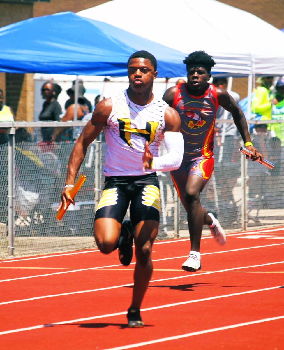 AmariBartee's tweet photo. Unofficial 10.6 in the 100m/ 21.5 in the 200m. Gearing up for a hot summer 🔥 @NorthCro_FB @therealraygates @CoachEReinhart @dctf @BenjaminGolan @Jason_Howell @TXTopTalent https://t.co/ro5LpccXOr
