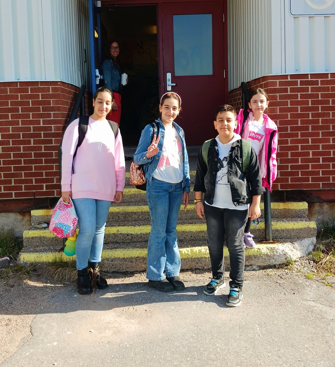 The first of our 3 sponsored Syrian families arrived last week, and the children started school yesterday.   They received such a warm welcome  - what a wonderful school!

#StMarksSchool #King'sCove 
#BonavistaPeninsula