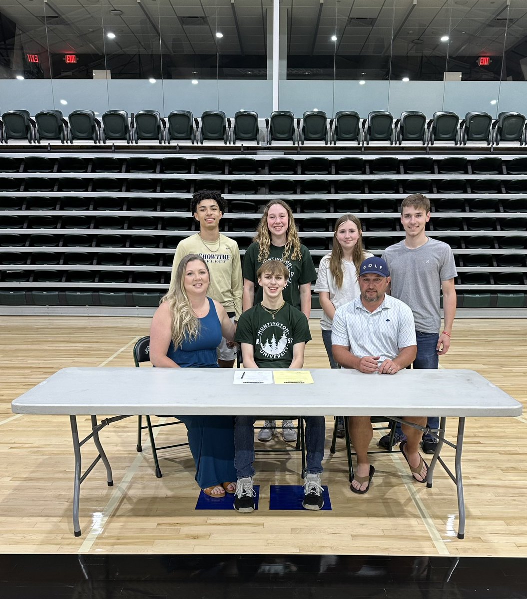 made it official! ✍️ <a href="/Jared_Jauch/">Jared Jauch</a> <a href="/HuntingtonHoops/">Huntington Men's Basketball</a> <a href="/M14Hoops/">M14Hoops Basketball Academy</a>