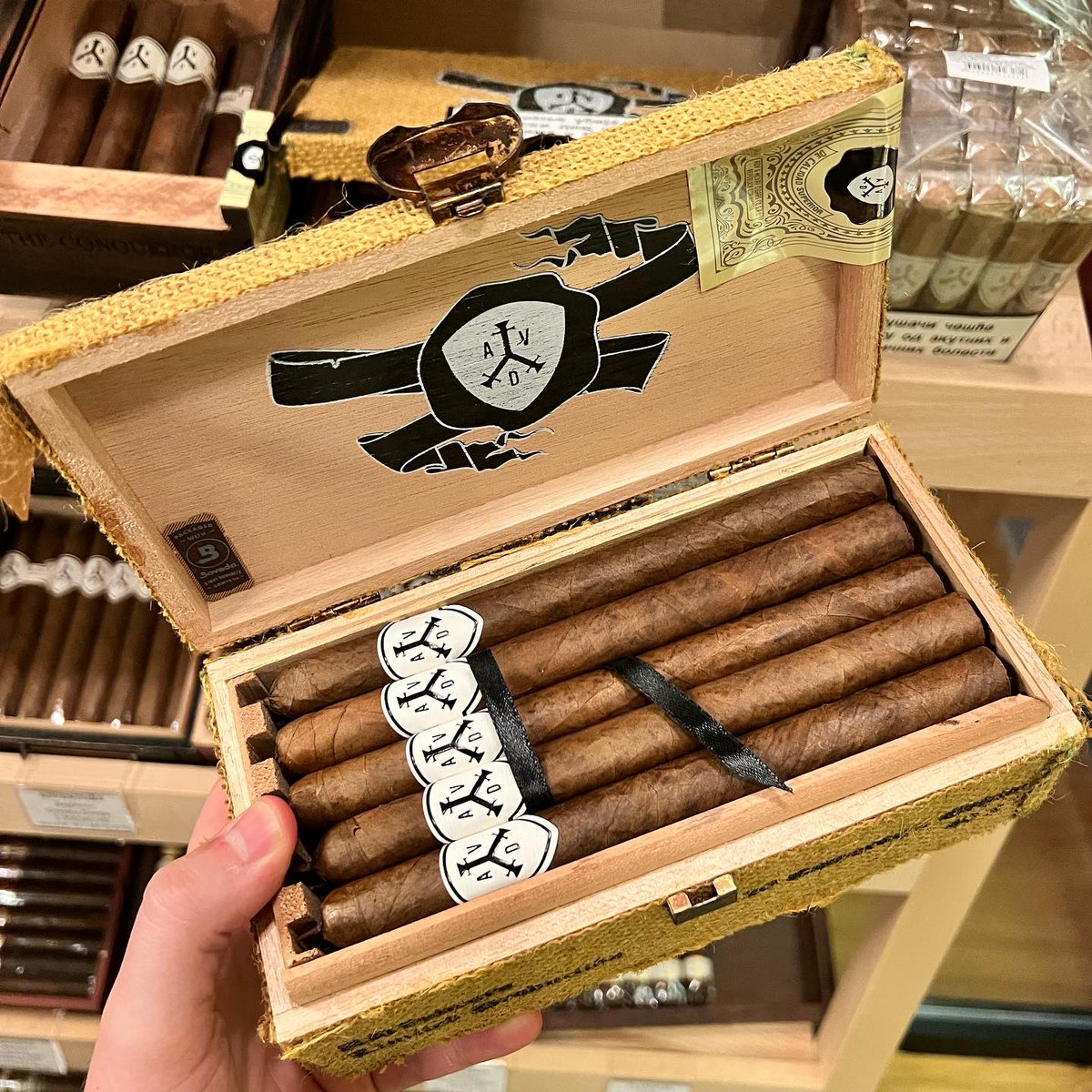 Conqueror Emperor’s Edition. Outstanding cigar that comes in one of the most interesting and one of the most creative box in terms of shape that is completely unique 😋👍🏻🔥🇩🇴