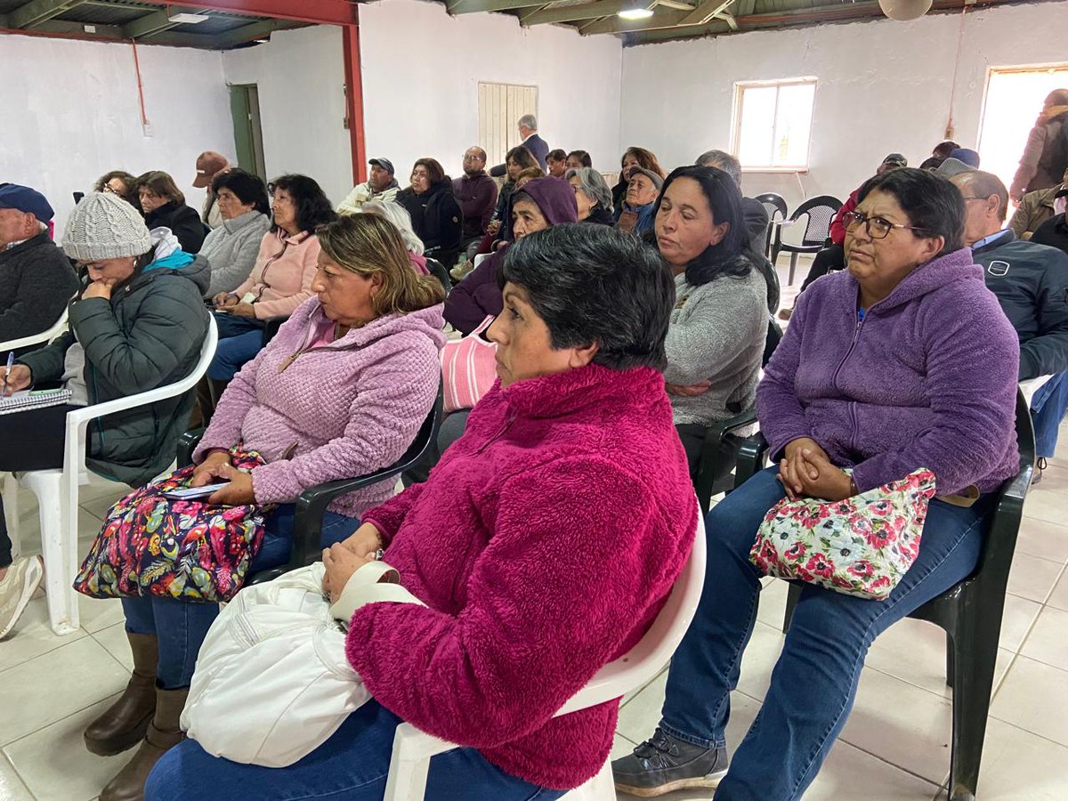 MOPCoquimbo's tweet photo. SEREMI @JSandovalGuzman junto a autoridades, se reúnen con vecin@s del sector Quebrada de Talca, para buscar soluciones a problemáticas viales y de agua, acordando un plan de trabajo ✅ https://t.co/9YgsZqcGax