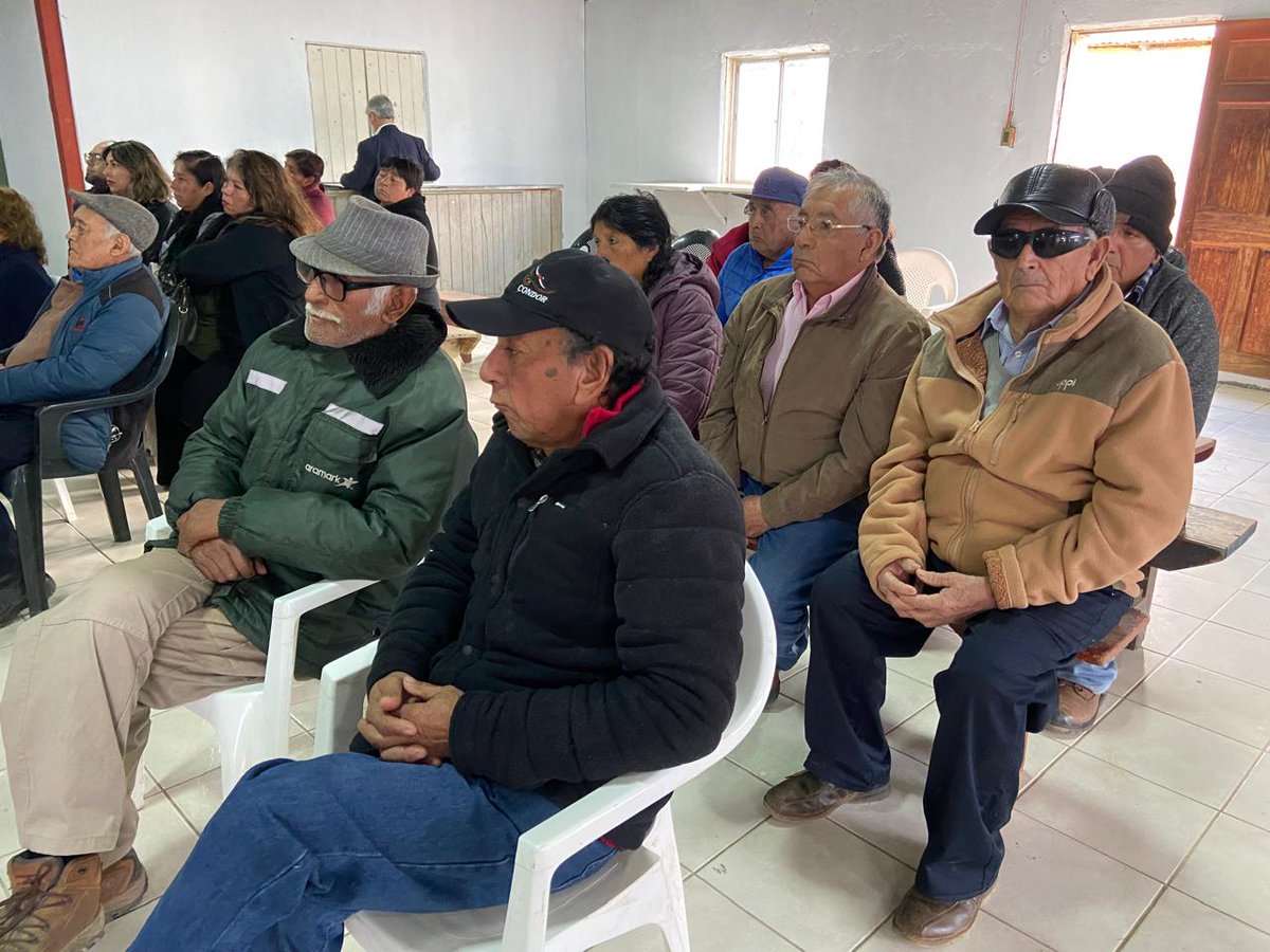 MOPCoquimbo's tweet photo. SEREMI @JSandovalGuzman junto a autoridades, se reúnen con vecin@s del sector Quebrada de Talca, para buscar soluciones a problemáticas viales y de agua, acordando un plan de trabajo ✅ https://t.co/9YgsZqcGax