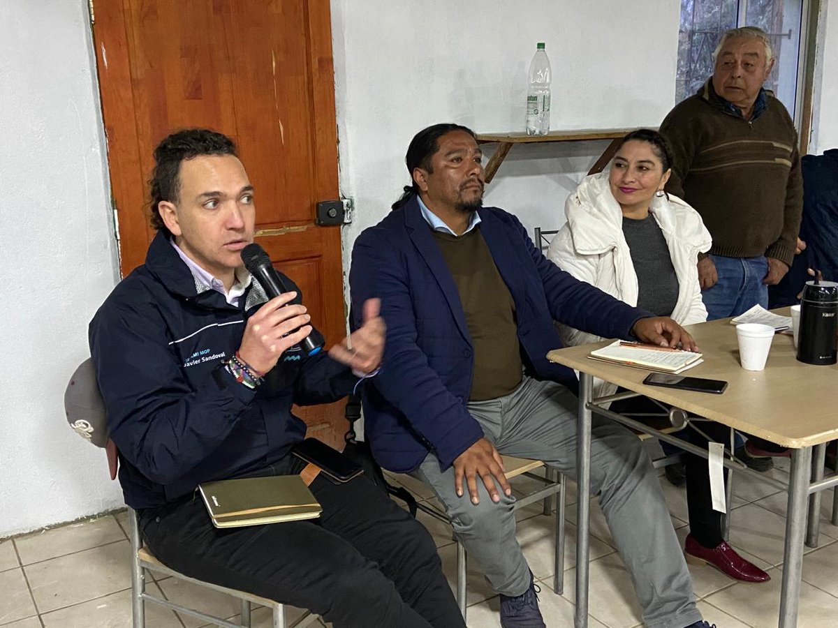 MOPCoquimbo's tweet photo. SEREMI @JSandovalGuzman junto a autoridades, se reúnen con vecin@s del sector Quebrada de Talca, para buscar soluciones a problemáticas viales y de agua, acordando un plan de trabajo ✅ https://t.co/9YgsZqcGax