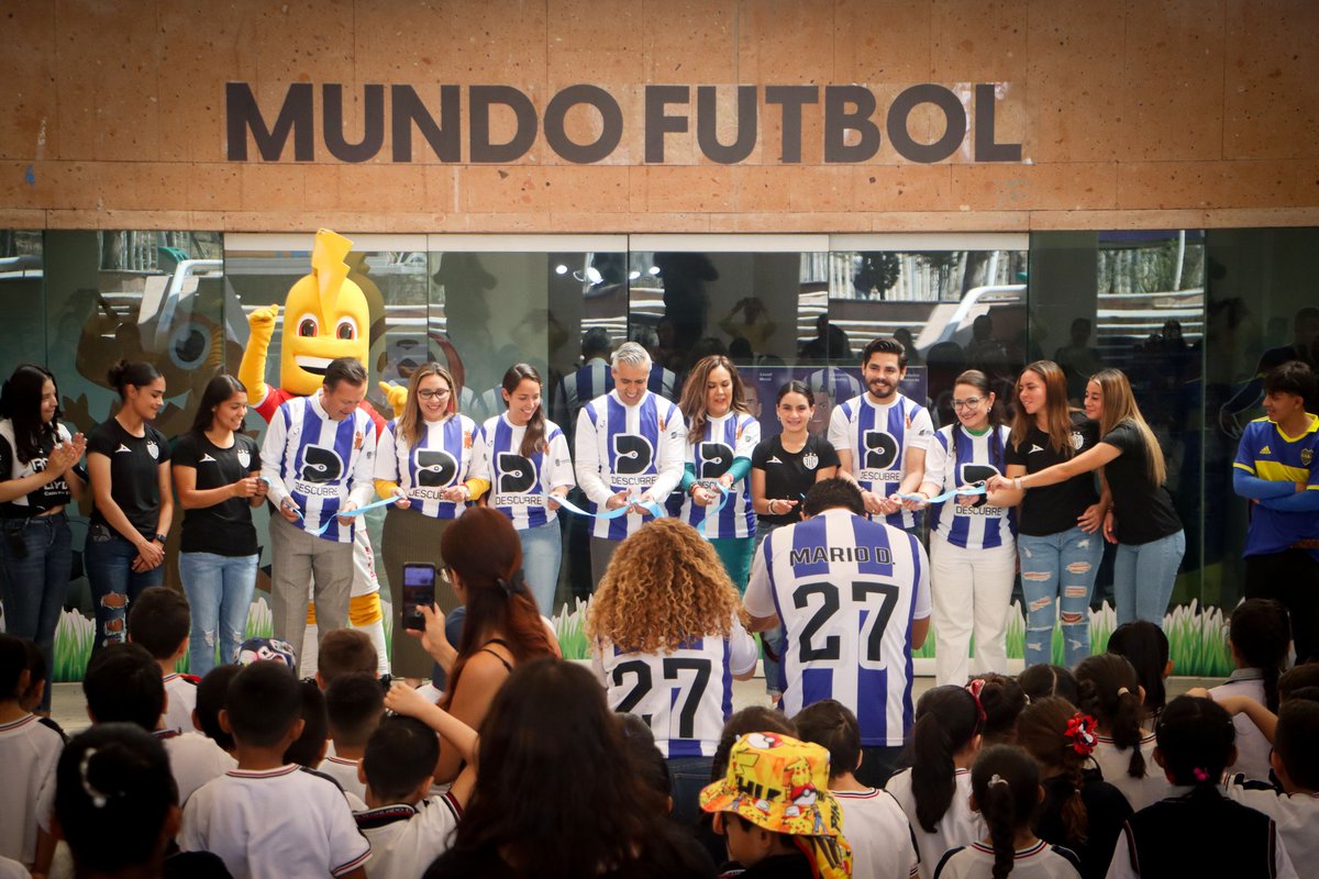 ClubNecaxa's tweet photo. Acompañados por las jugadoras de @NecaxaFemenil: @SahiryCruz, @karendeleonp, @vale_maguirre1, @LucyMunoz04 y @Karen_Jissel, este día estuvimos presentes en la inauguración de la Sala "Mundo Futbol" del #MuseoDescubre.

#EstaEsMiCasa ⚡ https://t.co/q6Vk9wbbUH