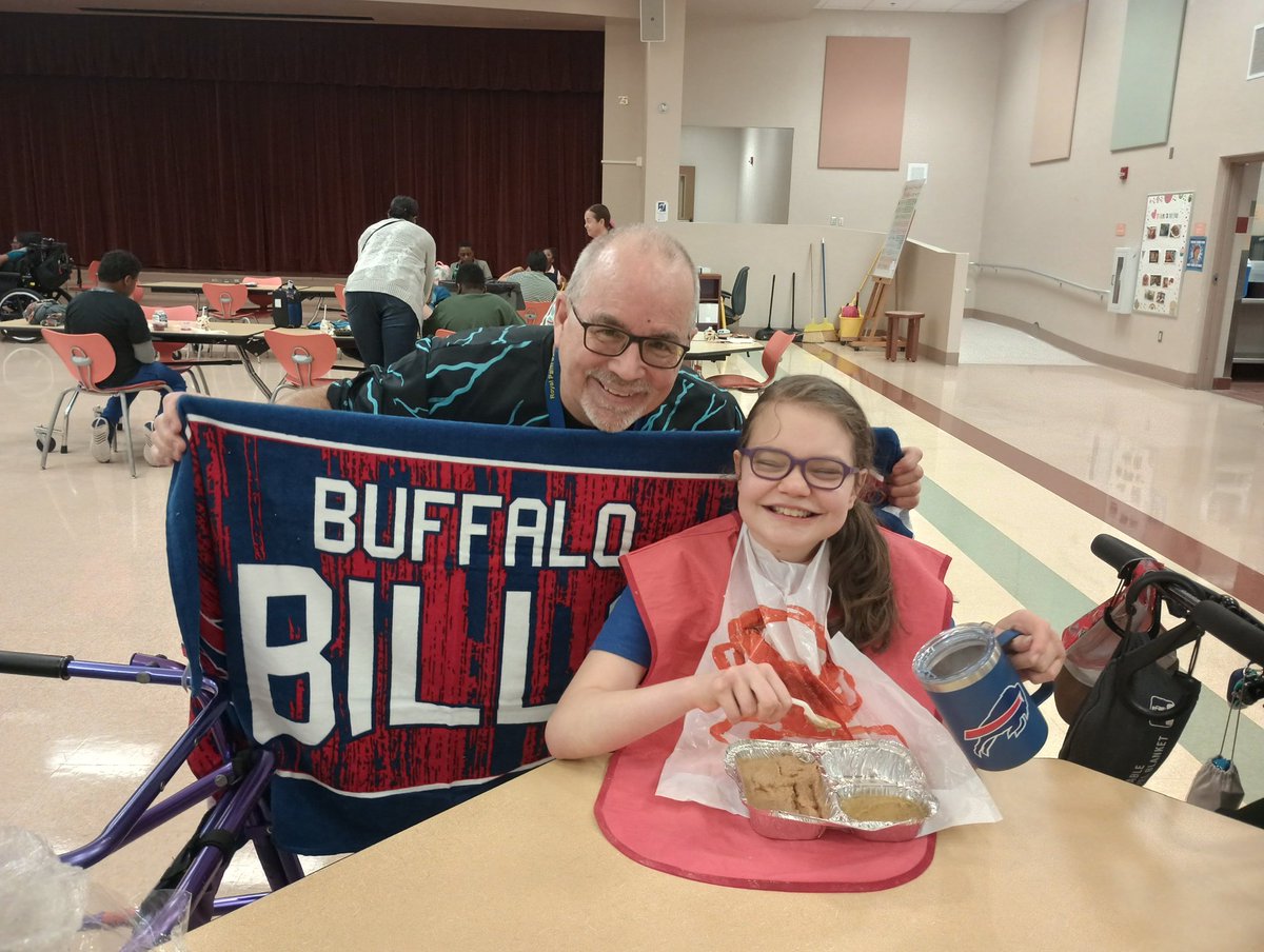 Grace was so happy to show her appreciation for Coach! She knows his love for the @BuffaloBills! @1_MegDavis @TTManto4242 @RoyalPalm_RPS @mgbongiovi @JackieS2383 @Sheliaisgreat