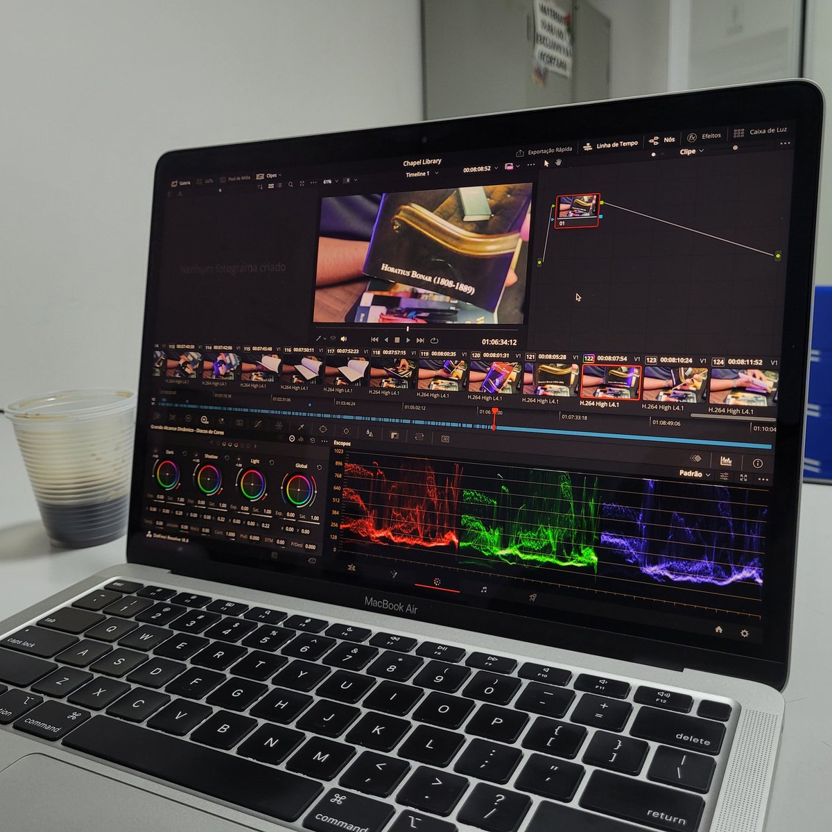 George_geole's tweet photo. Apanhando com DaVinci Resolve...

Eu só queria deixar preto e branco, não fazer uma animação da Pixar! https://t.co/dsLg7MFcBv