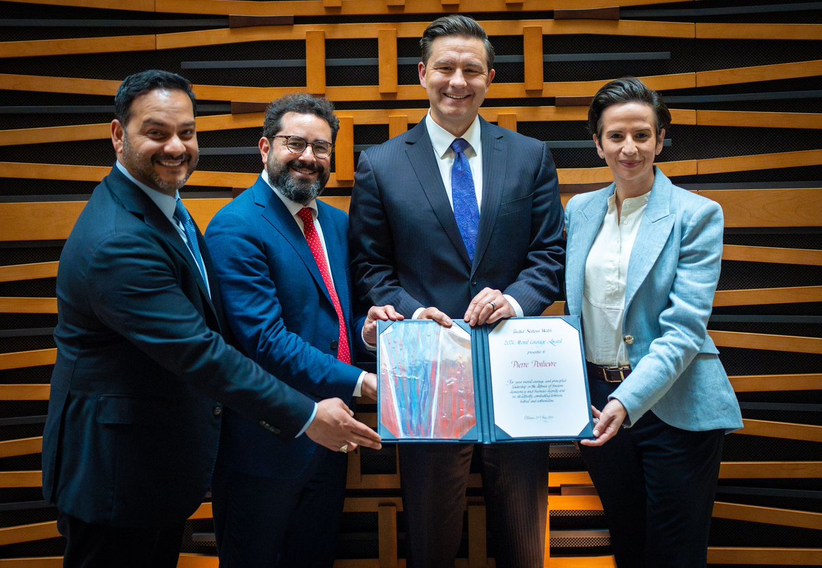 Today at the 🇨🇦 Canadian Parliament: Hillel Neuer presented UN Watch's 2024 Moral Courage Award to Pierre Poilievre, Canada's Leader of the Opposition. The prize paid tribute to the Conservative Party leader's “moral courage and principled leadership in the defence of freedom,