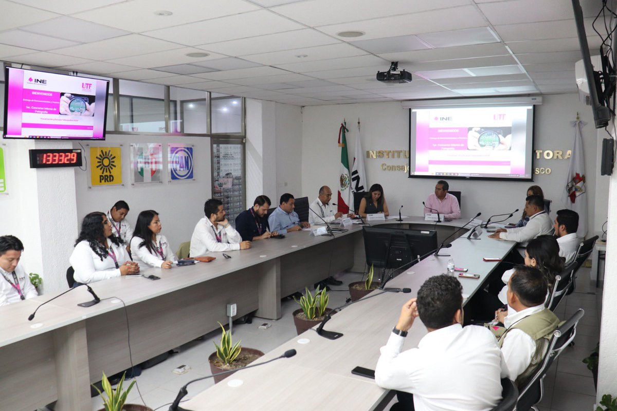 Montano_Ventura's tweet photo. Este día la Junta Local Ejecutiva del @INETabasco llevó a cabo el evento de premiación del 1er Concurso Interno de Fotografía denominado "Fiscalización y Paisajes Tabasqueños". https://t.co/NzdfZ1QRwd