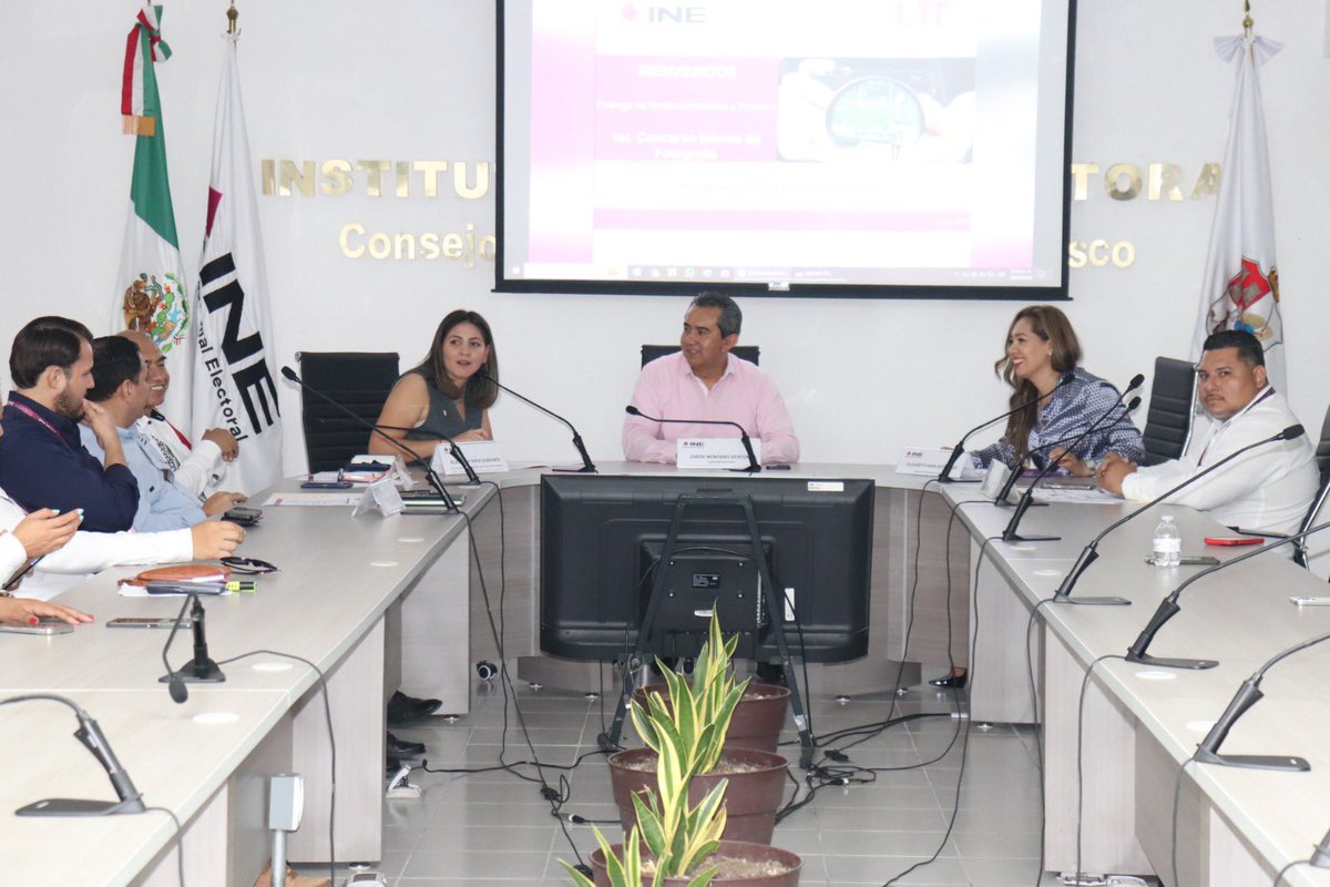 Montano_Ventura's tweet photo. Este día la Junta Local Ejecutiva del @INETabasco llevó a cabo el evento de premiación del 1er Concurso Interno de Fotografía denominado "Fiscalización y Paisajes Tabasqueños". https://t.co/NzdfZ1QRwd