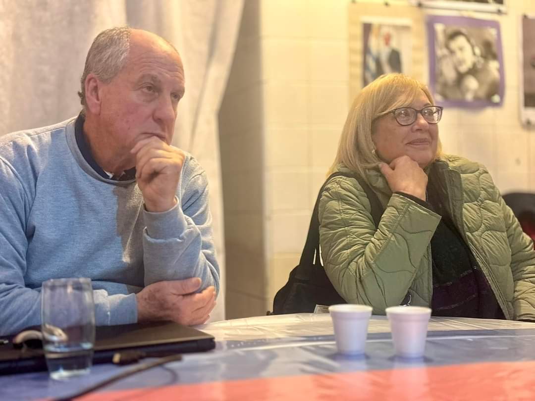 Lista5005's tweet photo. El compañero Ernesto Murro presenta el plan de @CosseCarolina para combatir la violencia, la desigualdad y promover una mayor convivencia. Intercambio en el Comité Gelos Bonilla de Maldonado para seguir construyendo un nuevo triunfo popular. #AlFrenteConCarolina 🔴🔵⚪✌️ https://t.co/NTl7BFtatA