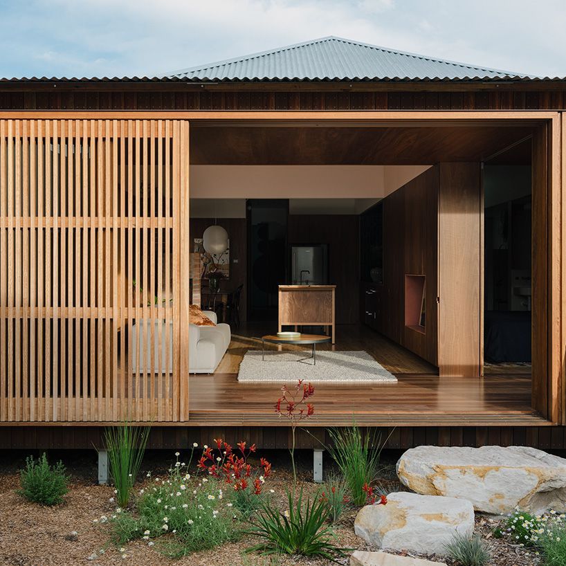designboom's tweet image. australian architects renovate &apos;aru house&apos; with brickwork and timber screens 🧱 buff.ly/3yzzlEo