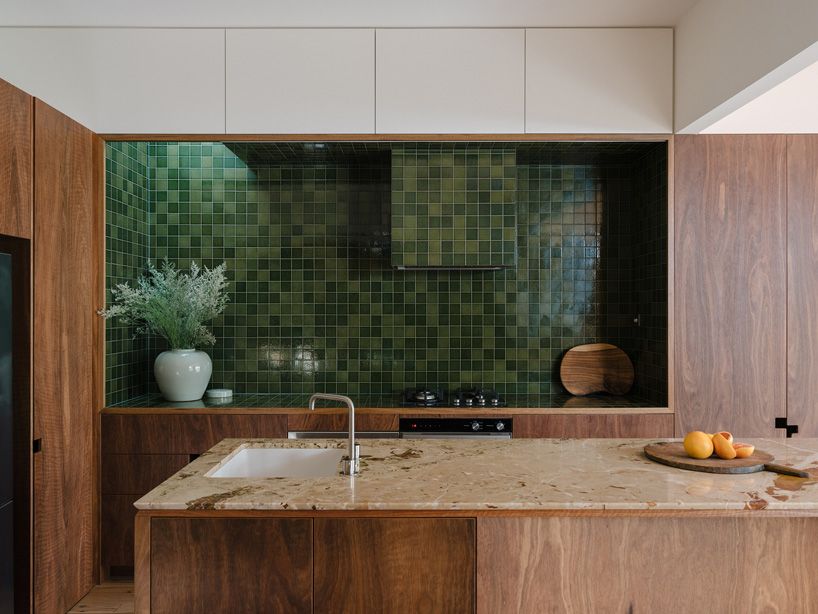 designboom's tweet image. australian architects renovate &apos;aru house&apos; with brickwork and timber screens 🧱 buff.ly/3yzzlEo