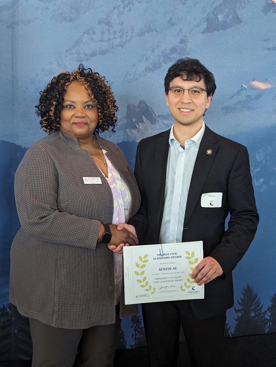 Last night the EvCC board of trustees honored several students who have recently won statewide awards. We learned about how they have served their communities and are working hard on their education. I love that they are being recognized at the state level everettcc.edu/news/2024/stud…