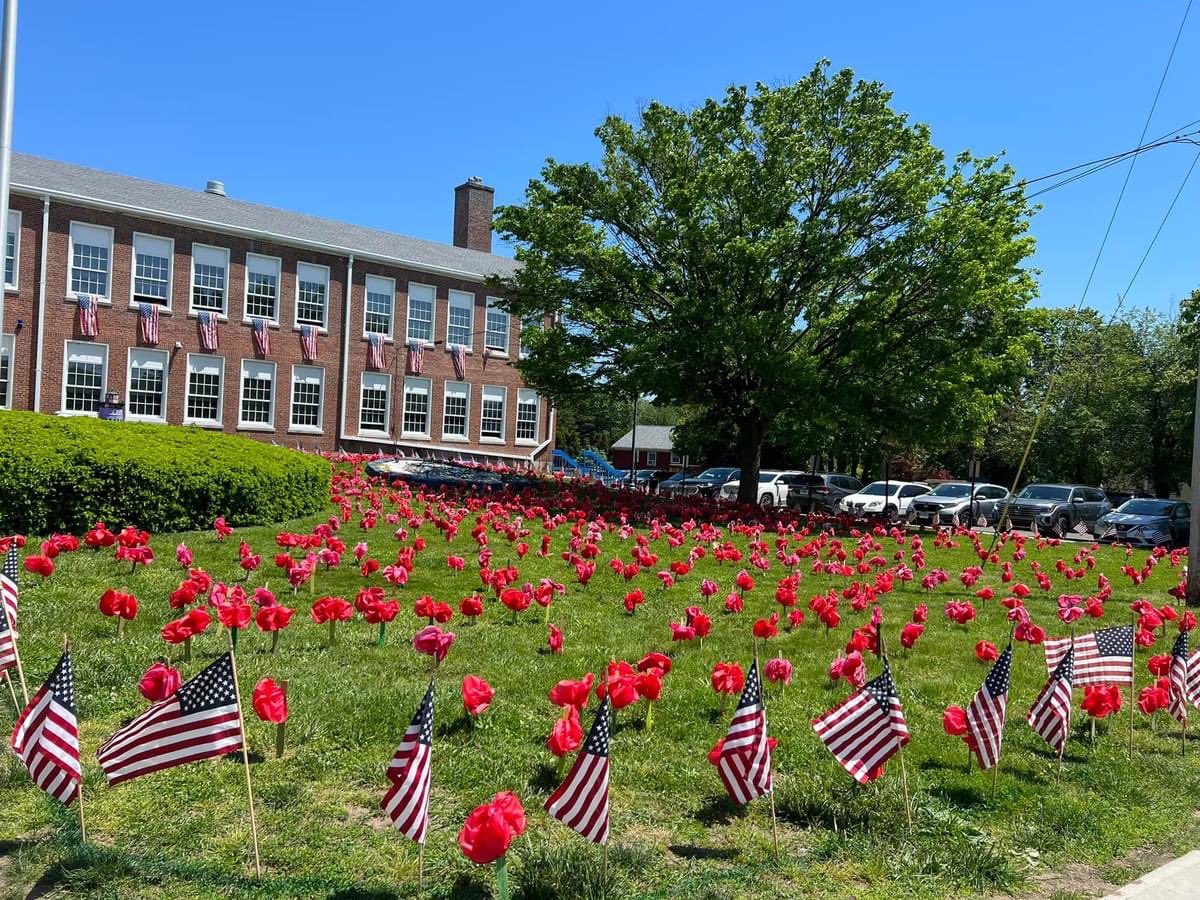 Another year of poppy planting in the books! Thank you to all for helping to make this happen! Our display will be up until next Wednesday May 29, so spread the word, stop by again, and enjoy 🇺🇸❤️🤍💙