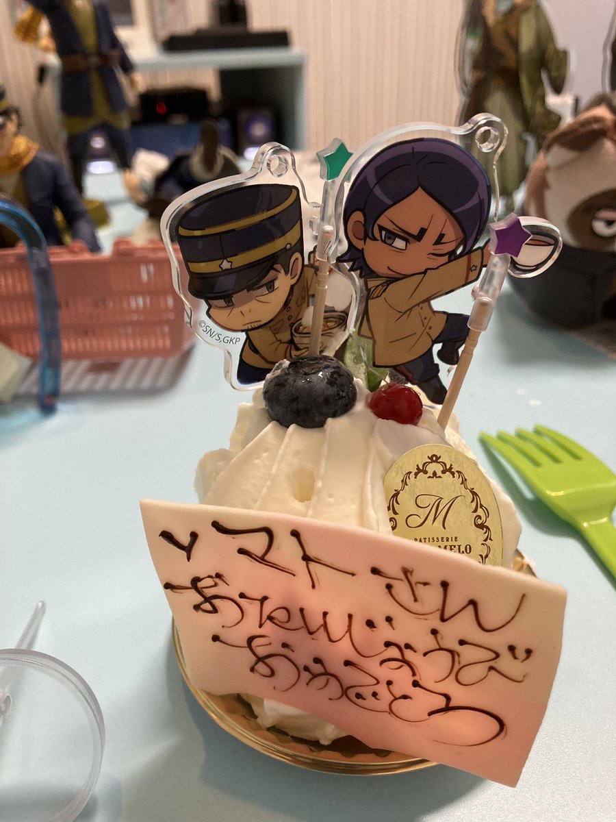 めいしーさん(@mei_zhi)、ゆみさん(@yumi_xo)、まぅまぅさん(@maunroll)と遊びました!少し遅れて行くと何と私の誕生日パーティーを準備して下さってて…可愛く飾り付けられた会場、プロ歌手ゆみさんの歌に合わせてケーキ登場!そして3人のイラスト寄せ書きプレゼント…幸せ過ぎて泣いてしまった😭