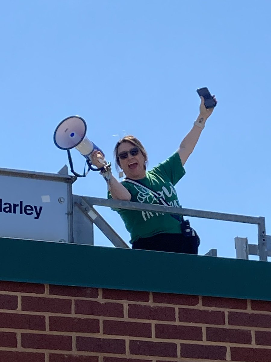 wrodell35's tweet photo. When your families hit the Boosterthon goal, you head to the roof! Thanks for your support with our Fun Run and for a wonderful year! It was a great way to close out the year! #makingmagicatOdell @WROdellPTA @CabCoSchools https://t.co/HzfNqUUfui
