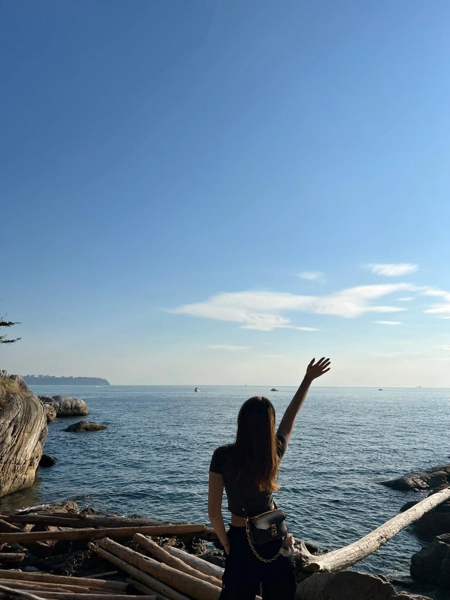 West Vancouver Lighthouse Park has green trees and blue seas.Take a small trail and you can come to the reef area to see the lighthouse🌳