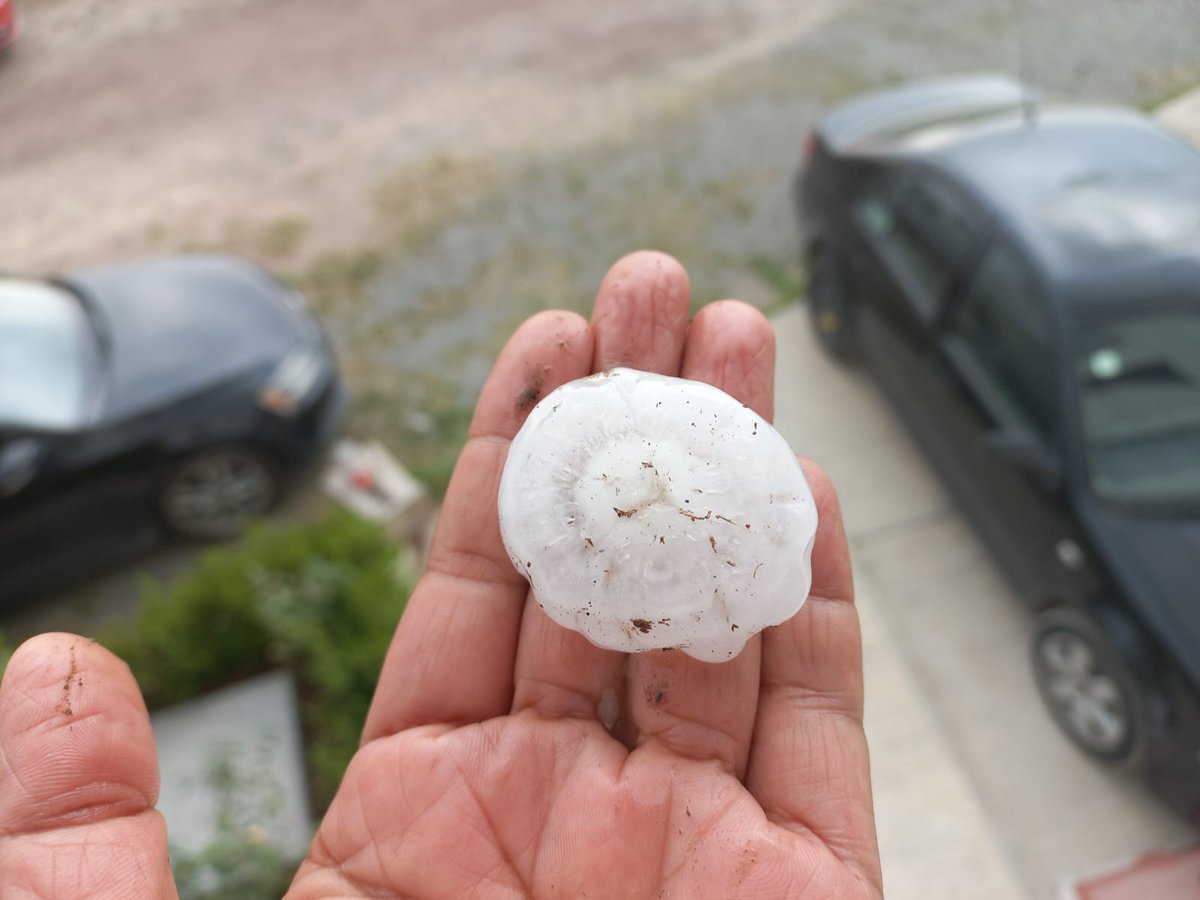 #AlMomento Reportan granizada en el sur de Pachuca con bolas de hielo de entre 8 y 10 centímetros de diámetro.

📸 Miriam Avilés