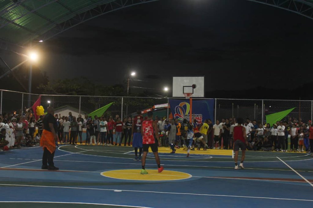 Nuestra gente, disfruta de las exhibiciones deportivas, la cancha de La Sabanita es una realidad, gracias a las políticas del presidente @NicolasMaduro y el 1x10 del buen gobierno 𝟮𝟲𝟬 𝗮ñ𝗼𝘀 𝗖𝗶𝘂𝗱𝗮𝗱 𝗕𝗼𝗹í𝘃𝗮𝗿 #PuebloMaduroPaLasQueSea