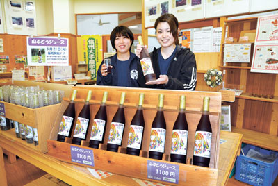 信州大学農学部（長野県南箕輪村）による「山ぶどうジュース」の販売が21日、構内にある同学部生産品販売所で始まった。同大オリジナル品種「五一アムレンシス」を原料に使用。nagano-np.co.jp/news/detail.ph…