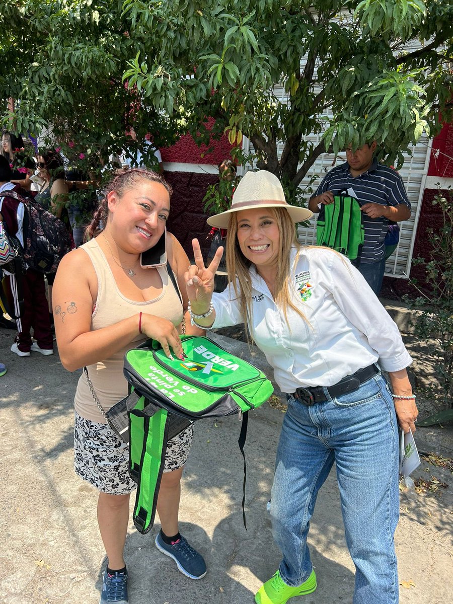 IvonneMacielF's tweet photo. Seguimos recorriendo nuestro querido Municipio de Ciudad Nezahualcóyotl. Hoy, en Valle de Aragón 1era Sección, junto a nuestro comprometido candidato a 2do Regidor, Bladimir Salgado. ¡Trabajamos juntos por un futuro más brillante para todas nuestras familias! 💚 #ConIvonneVa https://t.co/IyGxbQfnvj