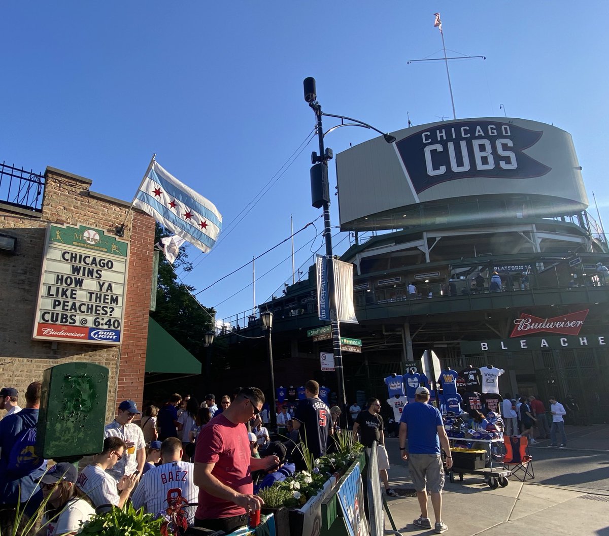 We like them. We like them a lot. Things are about to get juicy tonight @ Wrigley - Let’s go @cubs 

#chicagocubs #chicagocubsbaseball #chicagocubsfan #chicagocubs🐻 #gocubsgo #gocubsgo⚾️🐻💙❤️ #cubsofinstagram #cubswin #wrigley #wrigleyville #wrigleyfield #murphysbleachers