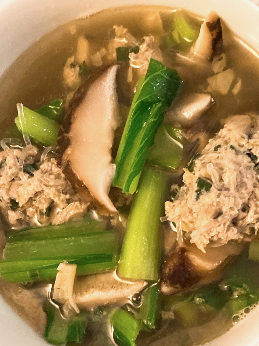 Pork balls soup with shiitake mushrooms and seasonal greens!!!
Meshiagare!!!
#soup #asianfood #homecooking