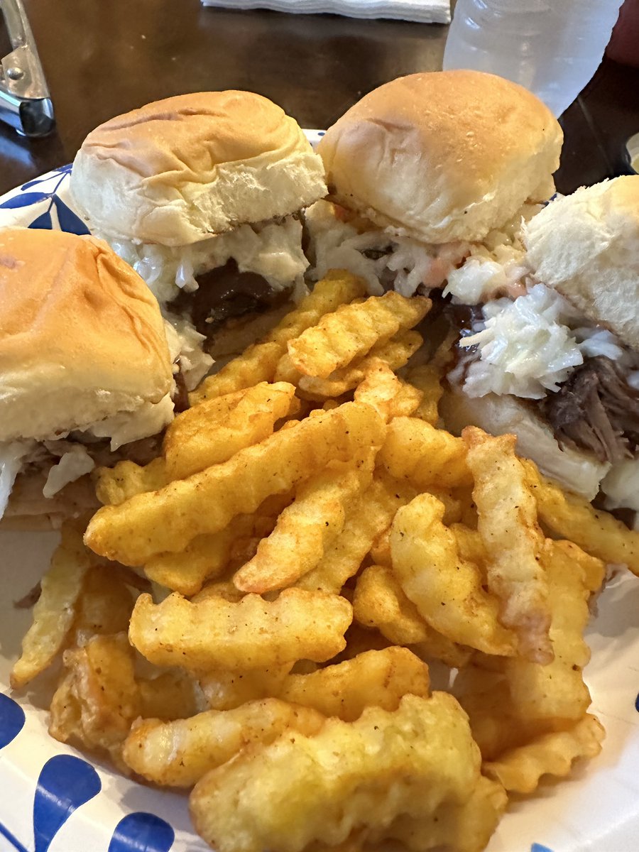 FuckLinElliot's tweet photo. Sweet applewood smoked pulled pork —topped with coleslaw on a Hawaiian roll for the win.
Thank you @fitlifemama for an AMAZING dinner 🥰
Now I’ll do the dishes and cleanup the kitchen…just like Harry taught us 🫠🫠😂
#ItsTrue
#WereAteam
#SoEatShit 😉 😘 😂 https://t.co/8IMviR7kkh