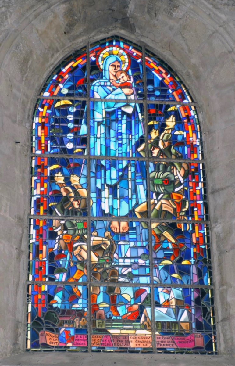 The stained glass window in the church of St Mere Eglise, France showing the arrival of the 82nd Airborne Division as they were dropped over the town on D-Day. 🪂