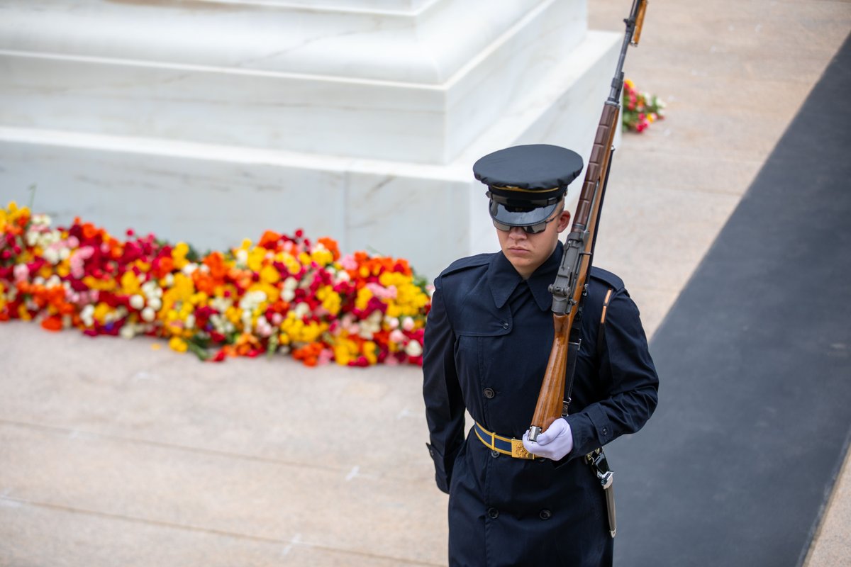 This Sunday, on the eve of Memorial Day, the @ArlingtonNatl is hosting the 3rd annual Flowers of Remembrance at the Tomb of the Unknown Soldier. For more information about this special event, visit: spr.ly/6018d0Xc4.